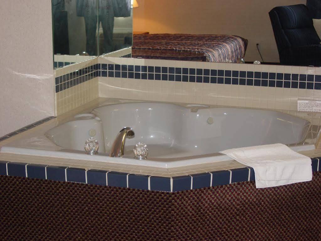 Lomira Inn And Suites Kültér fotó