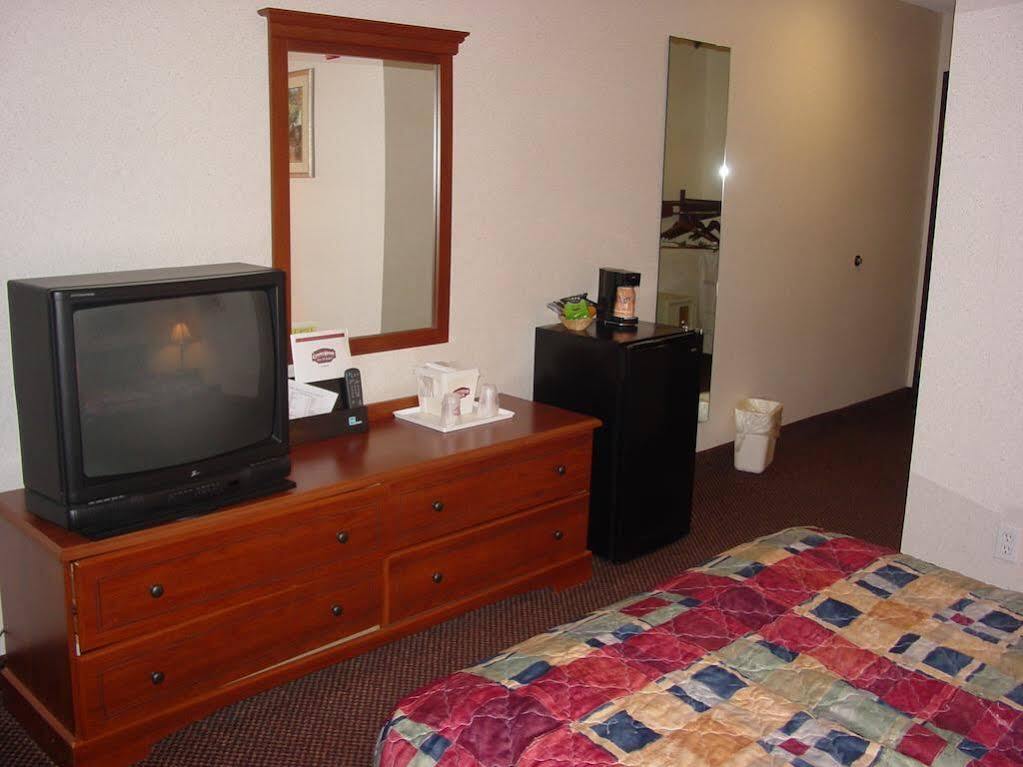 Lomira Inn And Suites Kültér fotó