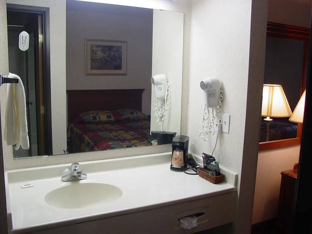 Lomira Inn And Suites Kültér fotó